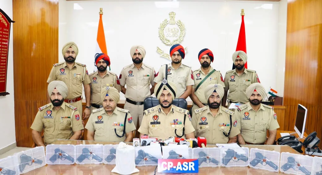 ਸਰਹੱਦ ਪਾਰੋਂ ਹਥਿਆਰ ਅਤੇ ਨਸ਼ਾ ਤਸਕਰੀ ਵਿੱਚ ਸ਼ਾਮਲ ਇੱਕ ਨਾਬਾਲਗ ਸਮੇਤ ਪੰਜ ਵਿਅਕਤੀ 12 ਪਿਸਤੌਲਾਂ, 1.5 ਕਿਲੋਗ੍ਰਾਮ ਹੈਰੋਇਨ ਨਾਲ ਗ੍ਰਿਫਤਾਰ