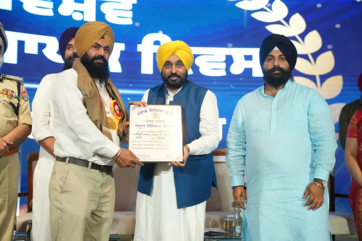 ਮੁੱਖ ਮੰਤਰੀ ਵੱਲੋਂ ਨੌਜਵਾਨ ਪੀੜ੍ਹੀ ਨੂੰ ਪੰਜਾਬ ਦੇ ਮਹਾਨ ਵਿਰਸੇ ਬਾਰੇ ਜਾਣੂੰ ਕਰਵਾਉਣ ਲਈ ਅਧਿਆਪਕਾਂ ਨੂੰ ਮੋਹਰੀ ਭੂਮਿਕਾ ਨਿਭਾਉਣ ਦਾ ਸੱਦਾ