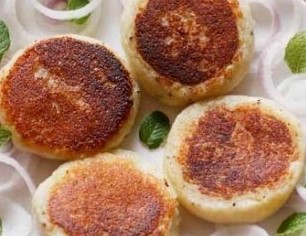 It's very easy to make delicious and crispy potato paneer tikki at home.